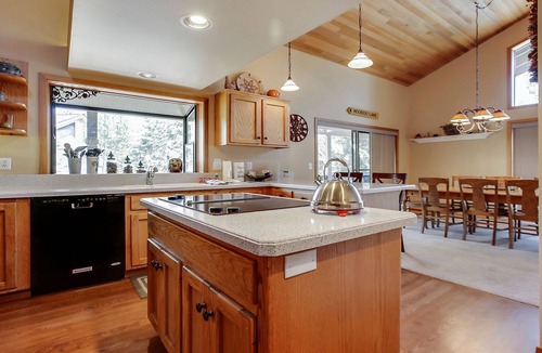 Sunriver House | 7 Hoodoo-Sunriver, Oregon: Hot Tub, BBQ, WiFi, SHARC Aquatics, Tubing Hill, Mt. Bachelor, Golf, Deschutes River, Tennis, Bike Paths