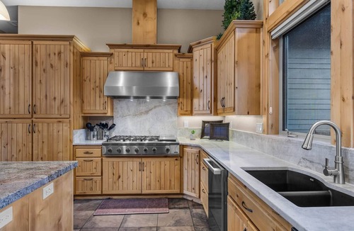 Sunriver House | 7 King Suites, Golf Views, Bikes, Hot Tub & SHARC Passes