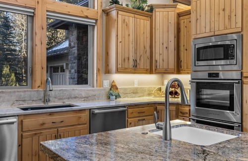 Sunriver House | 7 King Suites, Golf Views, Bikes, Hot Tub & SHARC Passes
