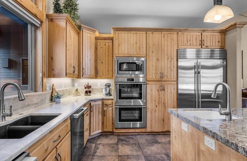 Sunriver House | 7 King Suites, Golf Views, Bikes, Hot Tub & SHARC Passes