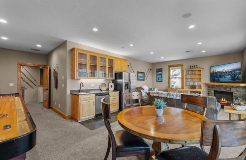 Sunriver House | 7 King Suites, Golf Views, Bikes, Hot Tub & SHARC Passes
