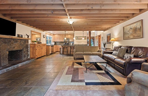 Overlook Park House | 7 Little Court - Steps to SHARC, Hot Tub, SHARC, New Listing