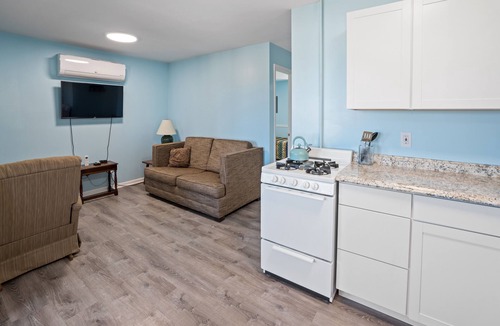 Oscoda Resort | #7 Thomas' Parkside Cottages, 2BR Beachfront on Lake Huron, downtown location