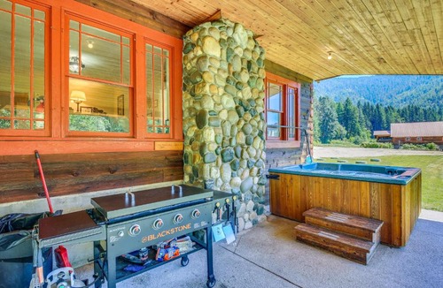 Chewelah House | 700-Acre Property w/33-Acre Lake & Dual Cabins!