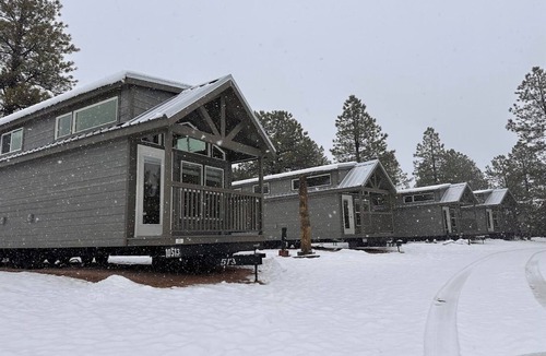 Williams Ski Chalet | 7B Cozy chalet with 1 bedroom and Wi-Fi, AC in Beautiful Williams, Forest View .