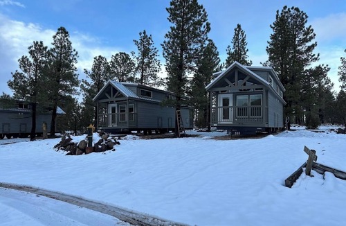 Williams Ski Chalet | 7B Cozy chalet with 1 bedroom and Wi-Fi, AC in Beautiful Williams, Forest View .