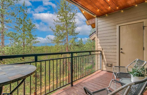 Bend Apartment | 7th Mt Resort - Pool & Golf - Treetop Retreat