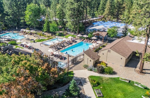 Bend Apartment | 7th Mt Resort - Pool & Golf - Treetop Retreat