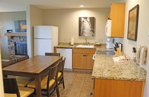 Bend Condo | 7th Mtn 823F - Cute 3 Bedroom Condo with Fireplace