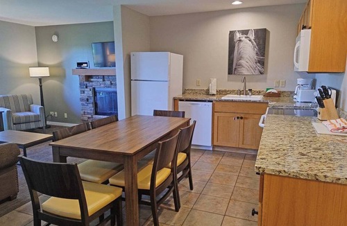Bend Condo | 7th Mtn 823F - Cute 3 Bedroom Condo with Fireplace