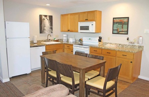 Bend Condo | 7th Mtn 823F - Cute 3 Bedroom Condo with Fireplace