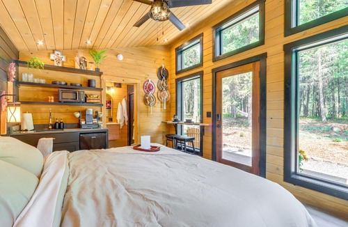 Athol Apartment | 8 Mi to Farragut State Park: Wooded Cabin Escape!