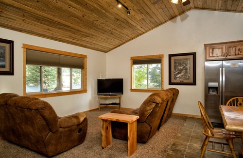 Lazy Acres Cabin | 8 miles from Yellowstone! Large Covered Porch, Gas BBQ, Smart TV, Next To Creek