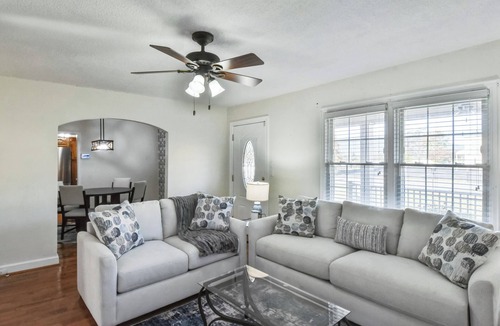 East Lake Cottage | 8 Mins to Downtown, Hospitals, Shops, Scenic Mountain Top View