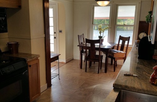 Downtown Klamath Falls House | 80+Day Stay⭐2 Kings Smarthouse | Jetted Tub | BBQ, Firepit, Patio Set, Fenced Ya