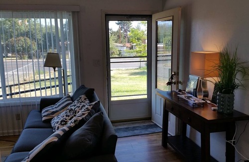 Klamath Falls House | 80+Day Stay⭐Smarthouse HDTV | 2 Kings + Queen |BBQ Firepit Patio Set | Keurig