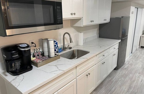 SeaTac House | 8BR Retreat|Sleeps 20Deck, BBQ, SeaTac | Sophari J