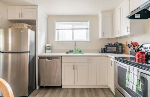 SeaTac House | 8BR Retreat|Sleeps 20Deck, BBQ, SeaTac | Sophari J