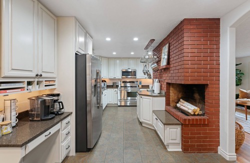 Vancouver House | 9 Bedroom, Hot Tub, Sauna, Patios, Golf, Game Room, Professionally Designed Home