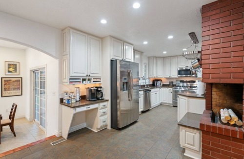 Vancouver House | 9 Bedroom, Hot Tub, Sauna, Patios, Golf, Game Room, Professionally Designed Home
