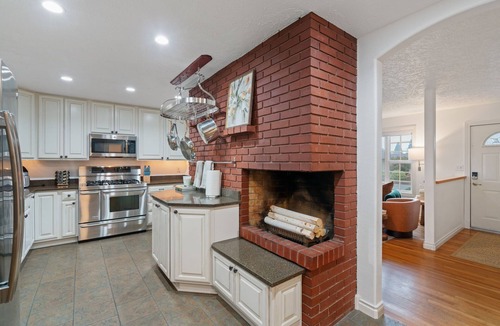Vancouver House | 9 Bedroom, Hot Tub, Sauna, Patios, Golf, Game Room, Professionally Designed Home