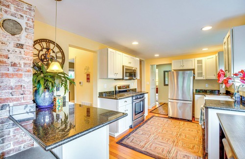Milton House | 9 Mi to Tacoma: Home w/Deck in Milton!