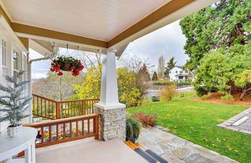 Milton House | 9 Mi to Tacoma: Home w/Deck in Milton!