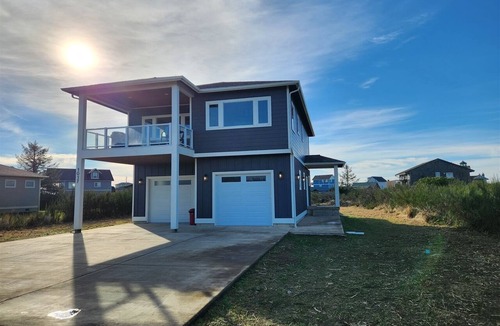 Ocean Shores House | A Beachside Getaway - AKA Bayview Beach House