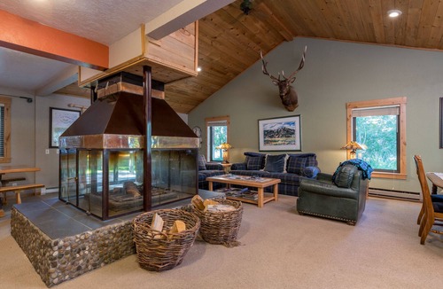 Sun Valley House | A comtemporary home that is great for families & large groups just 6 miles North