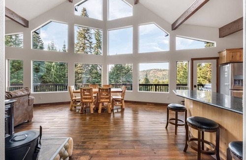 Cle Elum Cabin | A-Frame for 16 with Hot Tub & Sauna