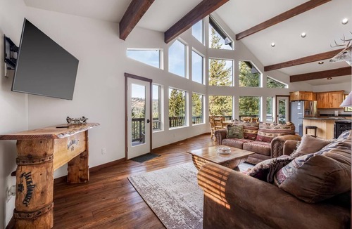 Cle Elum Cabin | A-Frame for 16 with Hot Tub & Sauna