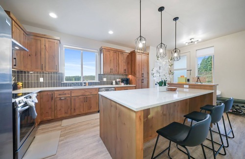 Corvallis House | A Newly-Built, Modern & Upscale Stay that is close to everything!