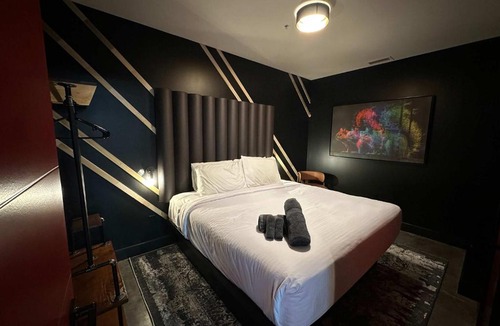 Downtown Louisville Hotel | A12 The Upper Paddock Pick 6 Suite