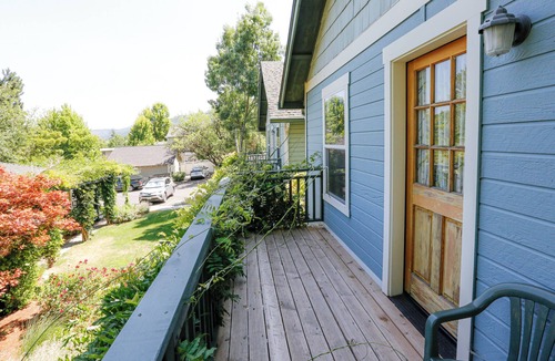 Skidmore Academy Historic District House | ABBOTT'S COTTAGES- The Bluejay. 3 bedroom/2 bath in walking distance to downtown