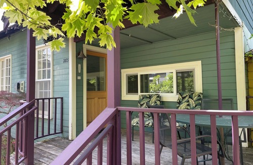 Ashland Cottage | Abbott's Cottages- The Heron. One bedroom cottage just two blocks to downtown