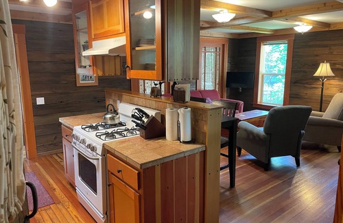 Historic Railroad District Cottage | ABBOTT'S COTTAGES- The Lark. 2 bedroom cottage, just two blocks to downtown