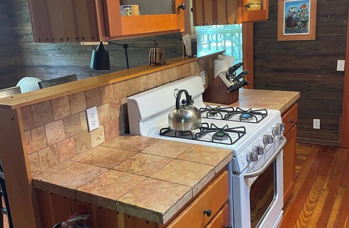 Historic Railroad District Cottage | ABBOTT'S COTTAGES- The Lark. 2 bedroom cottage, just two blocks to downtown