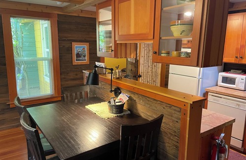 Historic Railroad District Cottage | ABBOTT'S COTTAGES- The Lark. 2 bedroom cottage, just two blocks to downtown