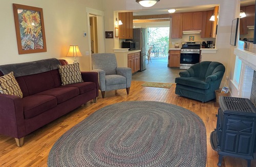 Ashland Cottage | Abbott's Cottages- The Raven. Two bedroom cottage just two blocks to downtown.