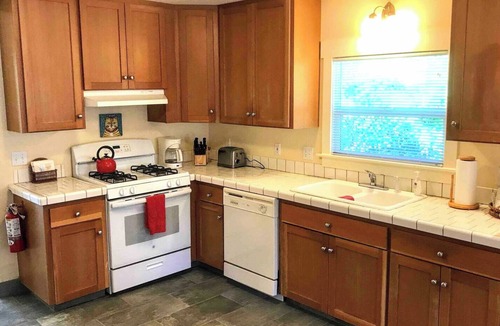 Ashland Cottage | Abbott's Cottages- The Raven. Two bedroom cottage just two blocks to downtown.