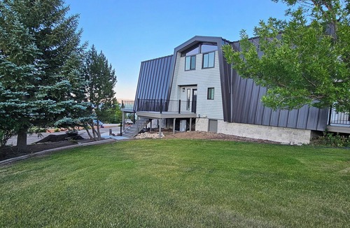 Fish Haven House | AC included. Amazing lake and mountain views. Sleeps 16 max.