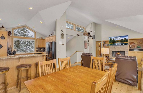 Sunriver House | AC pet friendly bikes inside Sunriver EV charger