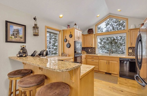 Sunriver House | AC pet friendly bikes inside Sunriver EV charger