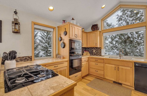 Sunriver House | AC pet friendly bikes inside Sunriver EV charger