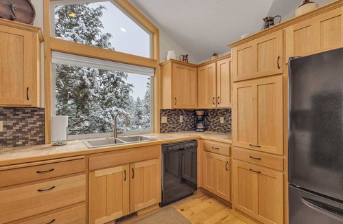 Sunriver House | AC pet friendly bikes inside Sunriver EV charger