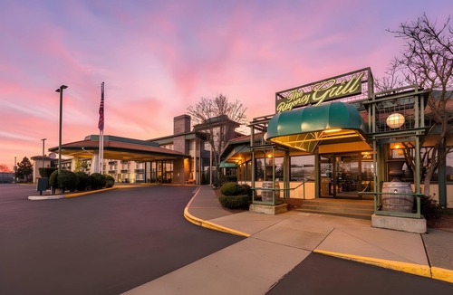 Medford Apartment | ADA Double Queen w/Breakfast & Shuttle | Near MFR