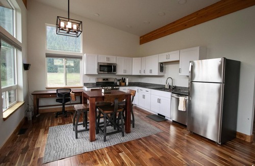 Leavenworth House | Addy Acres- Near hiking, snowshoeing, sled rides & Sleeping Lady Resort
