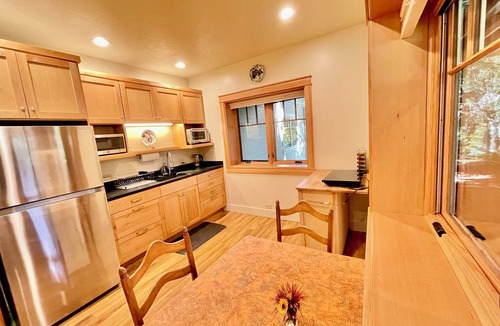 Siskiyou-Hargadine Historic District Apartment | Adjacent to Downtown Ashland and Lithia Park, Lithia Park Suite 2