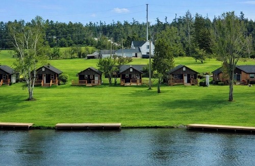 Cheboygan Cabin | Adorable 2-bedroom cabin with AC in charming Cheboygan