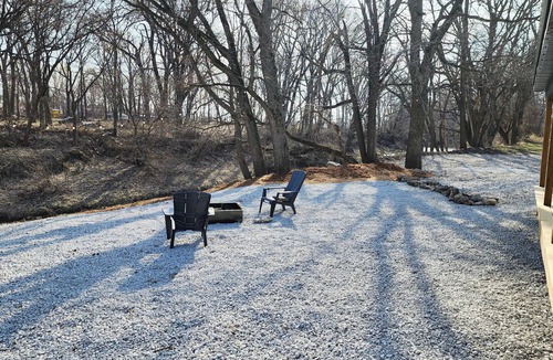 Brooklyn Cabin | Adorable 2-bedroom cabin with AC in charming Brooklyn
